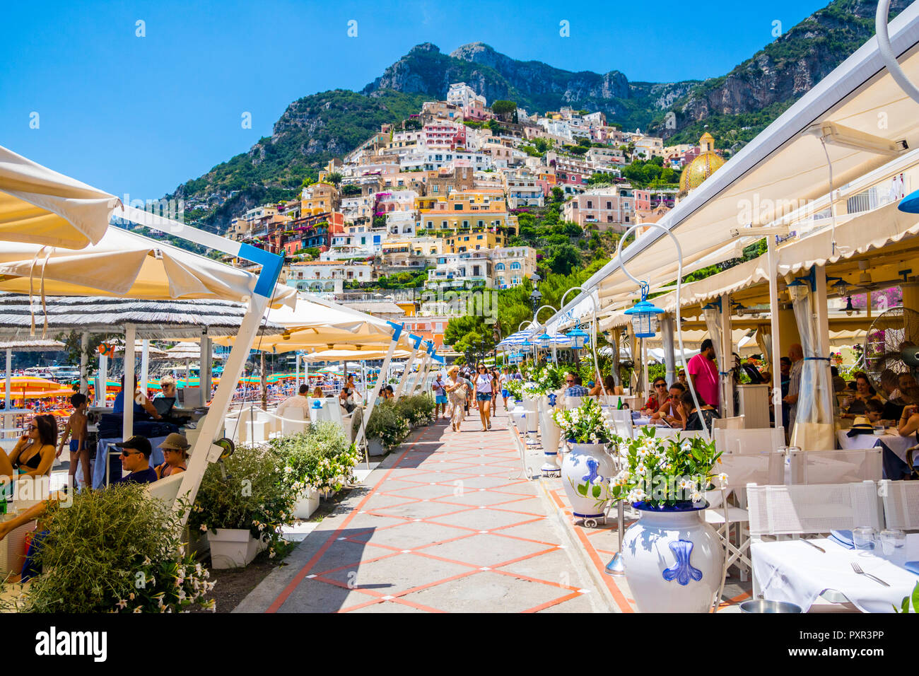 Restaurant Promenade Strand von Positano, Italien, farbenfrohes Bild perfekt Postkarte, Top Destinationen, Reise Konzept am besten Leben, Wohnen atemberaubende Leben Stockfoto