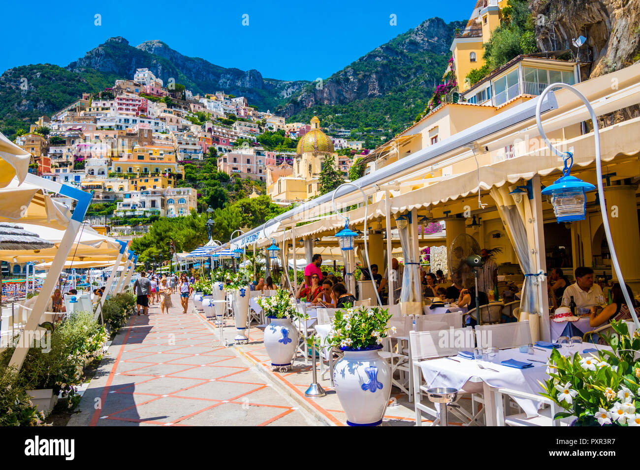 Restaurant Promenade Strand von Positano, Italien, farbenfrohes Bild perfekt Postkarte, Top Destinationen, Travel Concept Best Life, living the dream, Freude Stockfoto