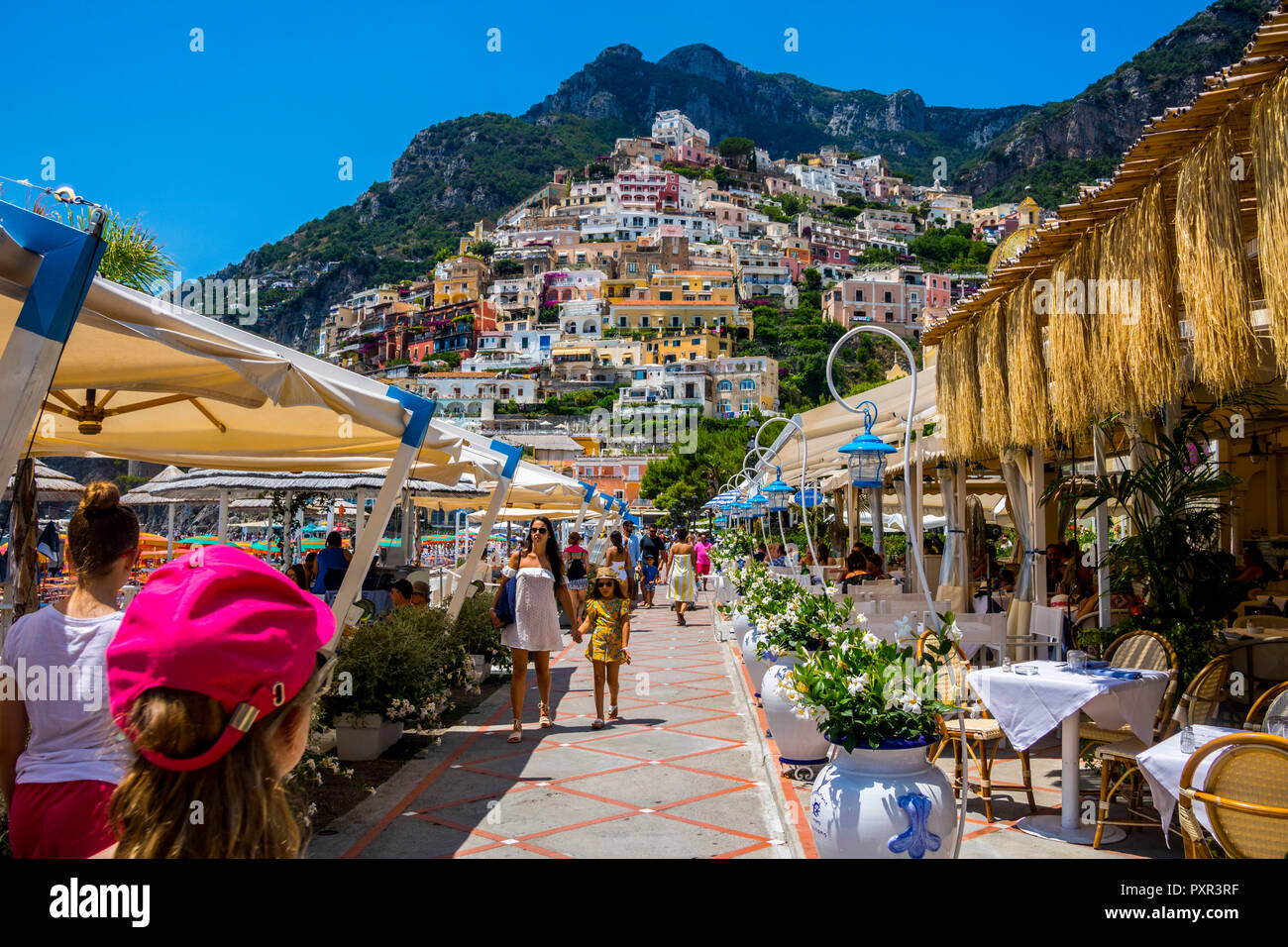 Restaurant Promenade Beach in Positano, Italien, farbenfrohe Abbildung perfekte Postkarte, Top-Reiseziele, Reisekonzept Bestes Leben, atemberaubende Landschaft Menschen Stockfoto