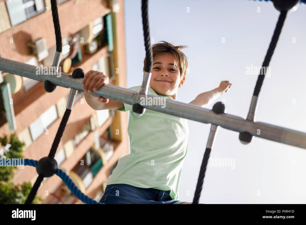 Portrait von kleinen Mädchen auf klettergerüst Stockfoto