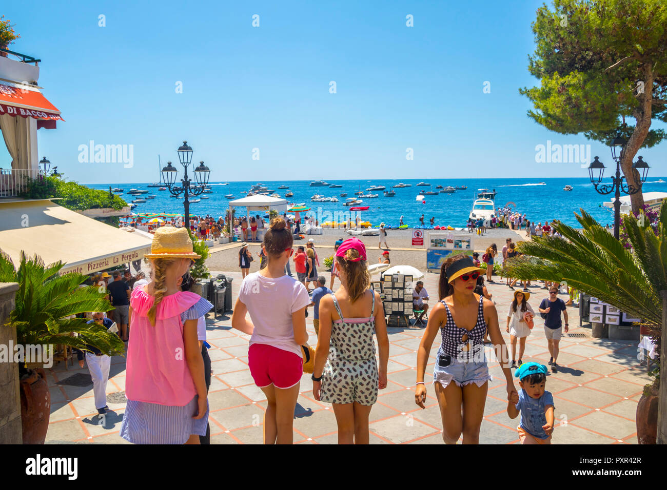 Touristen, zentraler Platz, Hauptplatz, positano, Italien, Reisekonzept, Reisen, amalfiküste, Sommerferienkonzept, Entdeckungsreisen, Strandleute Stockfoto