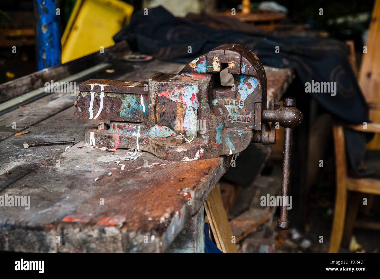 Eine alte Stahl vice auf einer Werkbank an Eel Pie Insel, London, England, Großbritannien Stockfoto