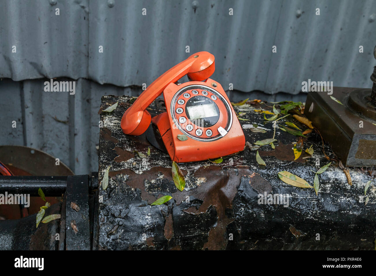 Eine alte, rot Retro Telefon aus der Haken an Eel Pie Insel, London, England, Großbritannien Stockfoto