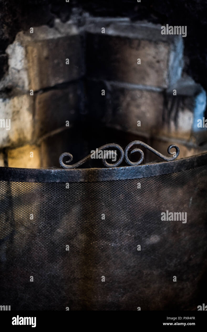 Einen alten, rustikalen Kamin mit dreckigen, grobe Steine und eine weathere Stockfoto