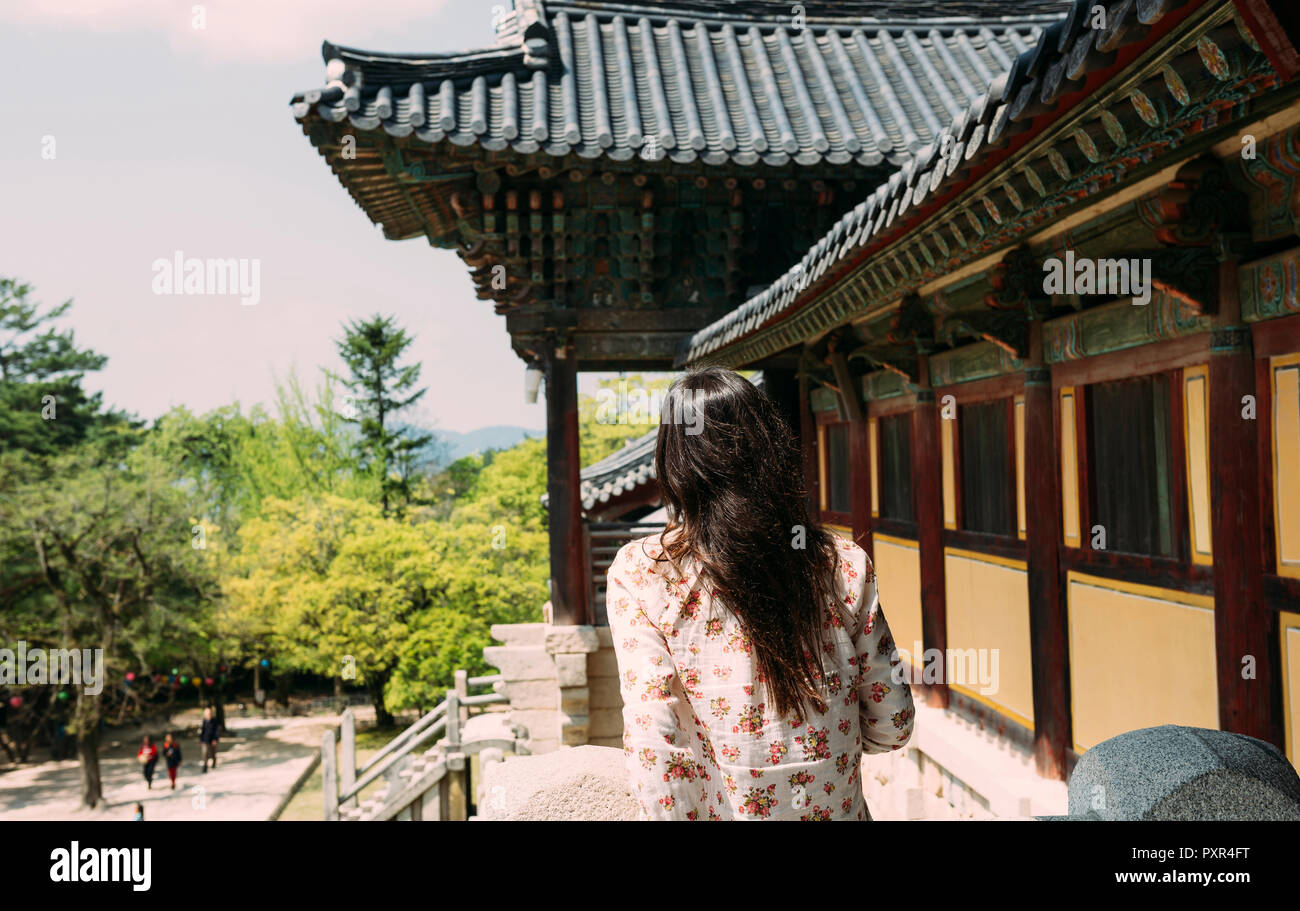 Südkorea, Gyeongju, Frau besuchen Bulguksa Tempel Stockfoto