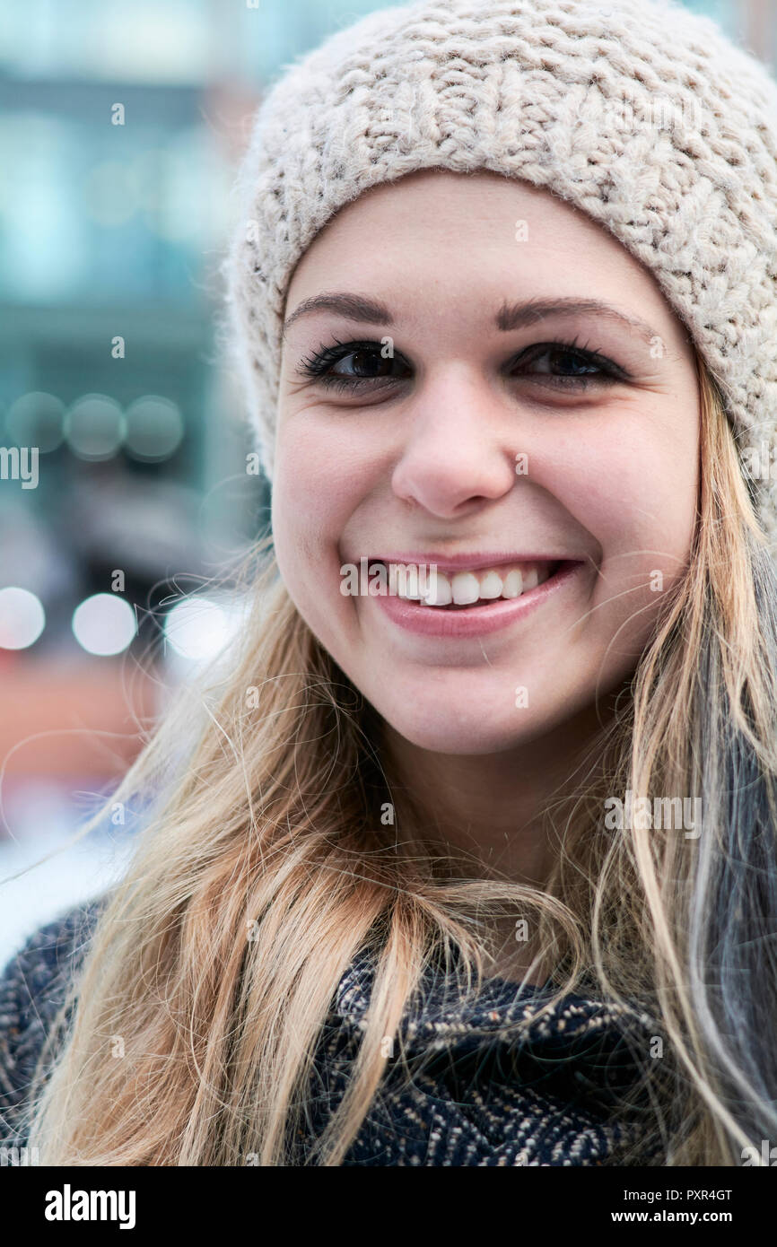 Portrait von lächelnden blonde junge Frau tragen wolle Gap im Winter Stockfoto