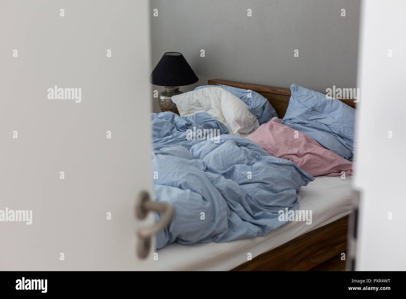 Blick in Schlafzimmer mit ungemachten Bett Stockfoto