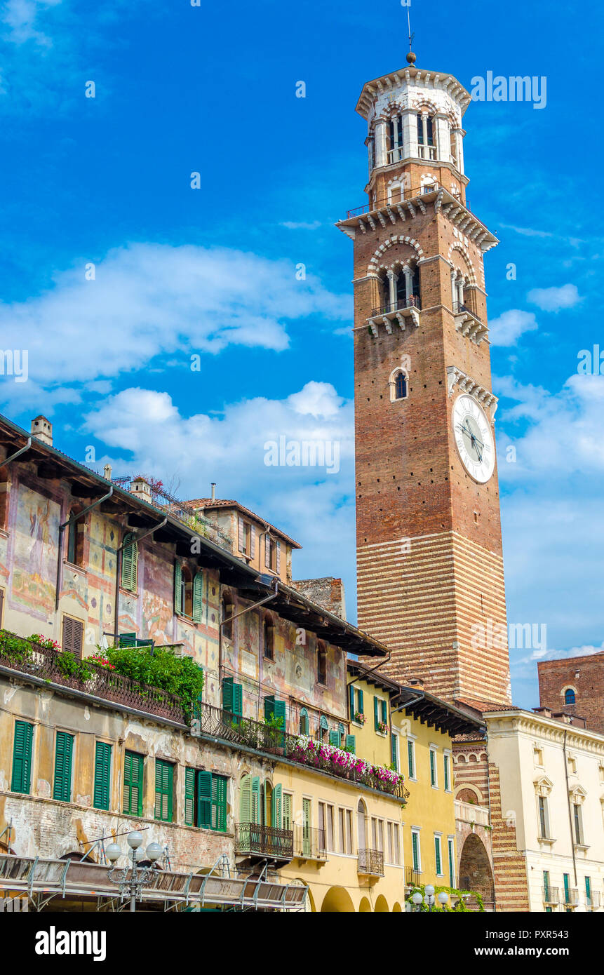 Italien, Verona, Piazza delle Erbe, Blick auf die historischen Fassaden und Torre Dei Lamberti Stockfoto
