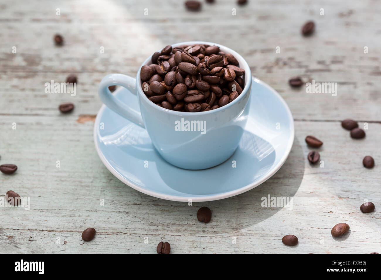 Espresso Tasse geröstete Kaffeebohnen Stockfoto