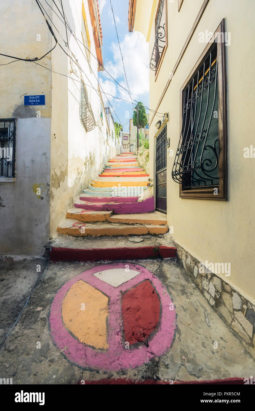 Die Türkei, Kusadasi, lackiert Gasse in der Stadt Stockfoto