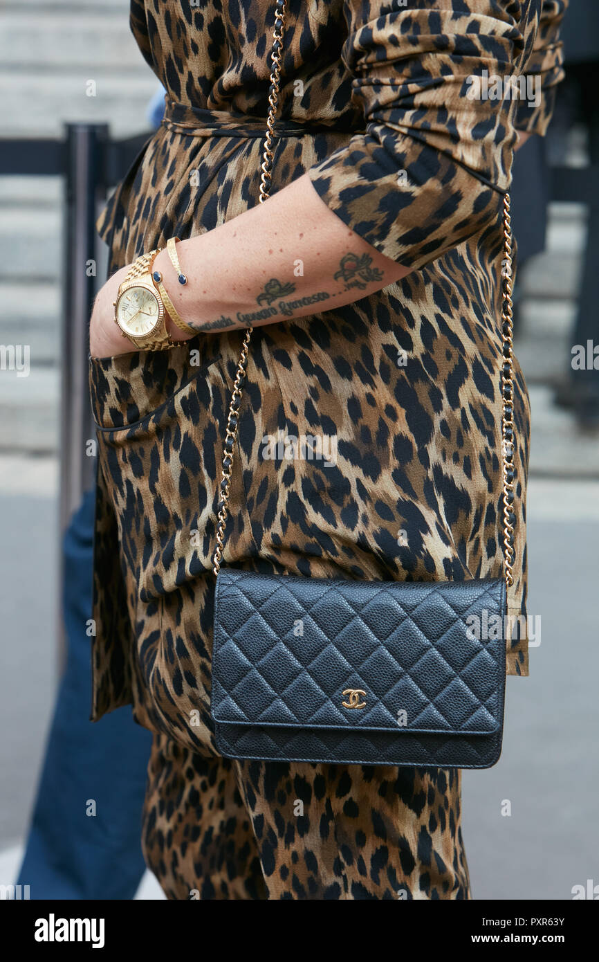 Mailand, Italien - 22. SEPTEMBER 2018: Frau mit schwarzen Chanel leder  tasche, goldene Uhren von Michael Kors und Leopard skin Muster Kleid vor  Salvatore Ferr Stockfotografie - Alamy