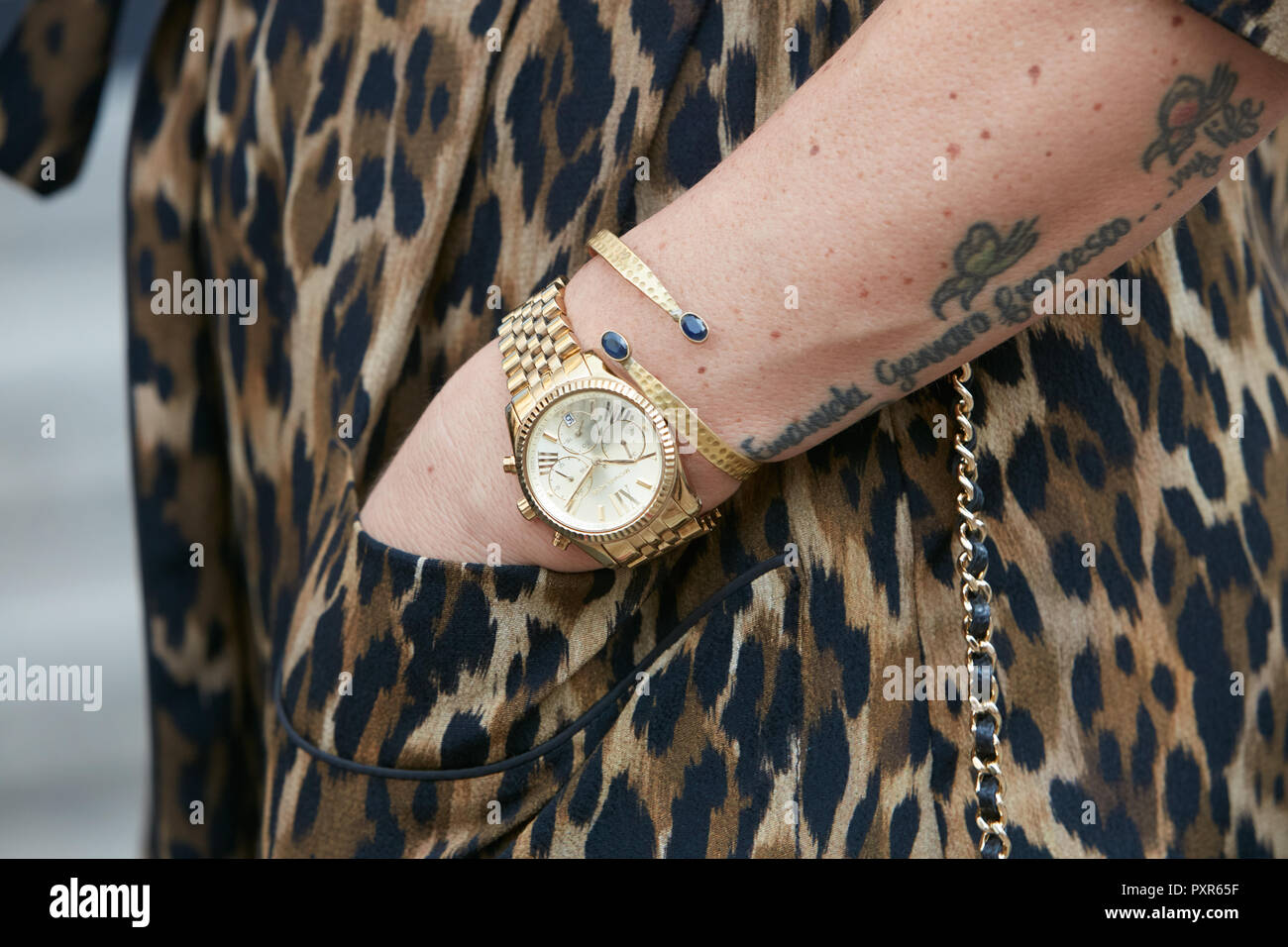 Mailand, Italien - 22. SEPTEMBER 2018: Frau mit goldenen Michael Kors Uhren-  und Leopard skin Muster Kleid vor Salvatore Ferragamo fashion show, Mailand  Stockfotografie - Alamy