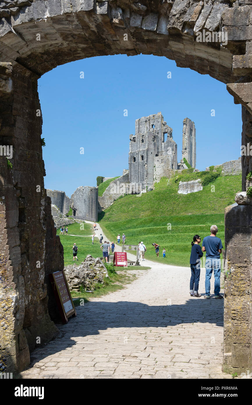 Torhaus der Burg Ruinen, Corfe Castle, Isle of Purbeck, Dorset, England, Vereinigtes Königreich Stockfoto