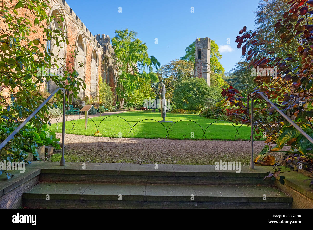Bishop's Garden, einer Skulptur, und die Ruinen der Großen Halle. Wells, Somerset, Großbritannien Stockfoto