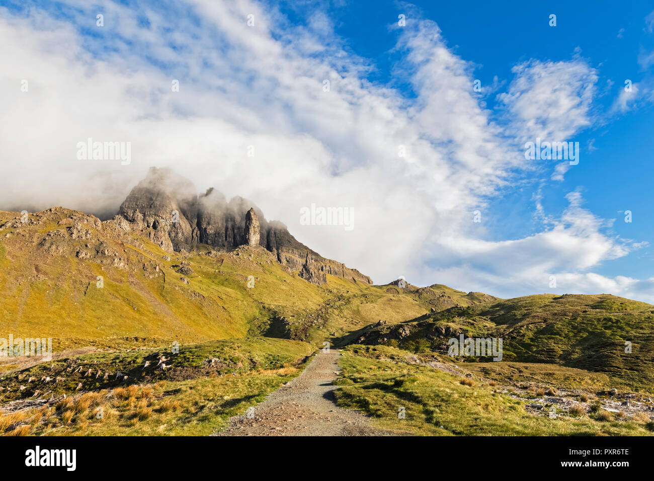 Großbritannien, Schottland, Innere Hebriden, Isle of Skye, Trotternish, Wolken um die Storr, Trail zum Observation Point Stockfoto