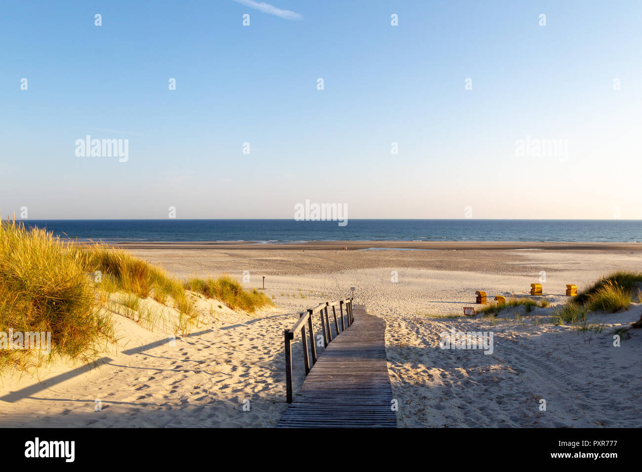 Strand auf der ostfriesischen Insel Juist in der Nordsee, Deutschland, im Morgenlicht. Stockfoto