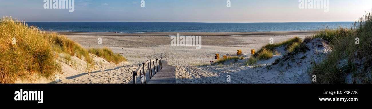 Strand auf der ostfriesischen Insel Juist in der Nordsee, Deutschland, im Morgenlicht. Stockfoto