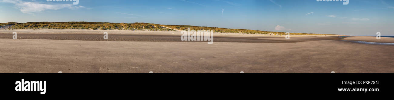 Strand auf der ostfriesischen Insel Juist in der Nordsee, Deutschland, im Morgenlicht. Stockfoto