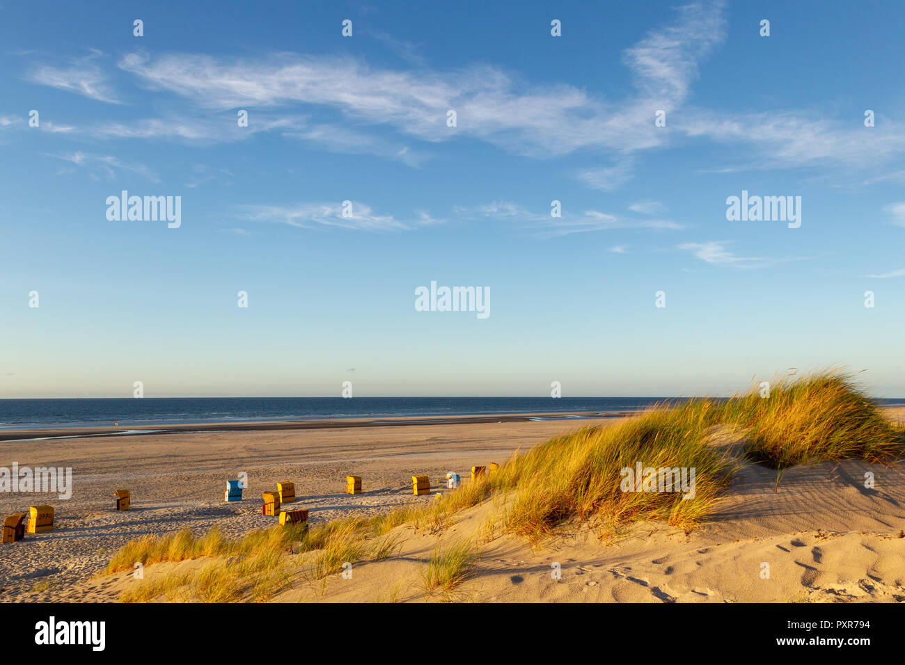 Strand und Liegen auf der ostfriesischen Insel Juist in der Nordsee, Deutschland, im Abendlicht vor Sonnenuntergang. Stockfoto