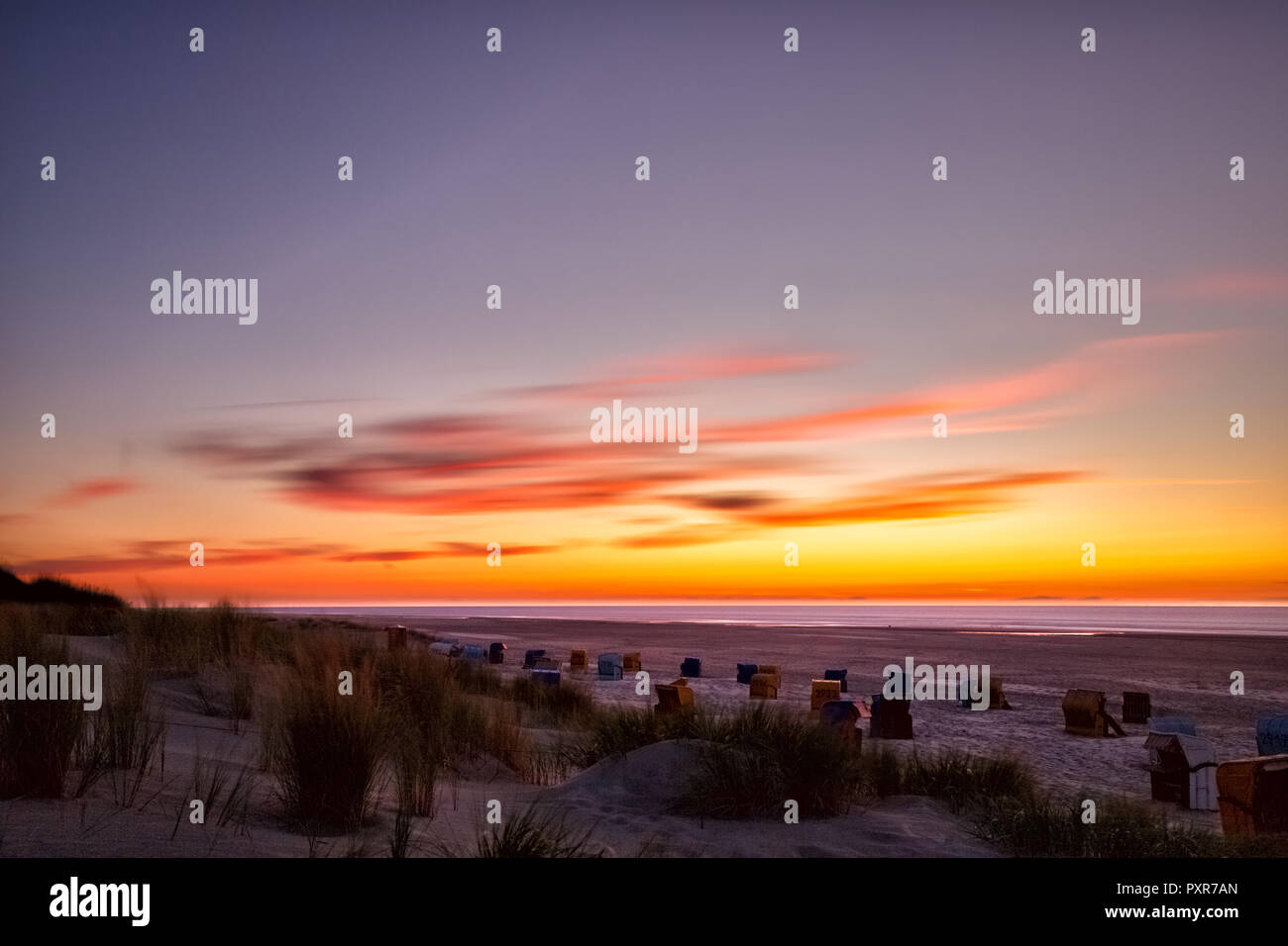 Sonnenuntergang am Strand auf der ostfriesischen Insel Juist in der Nordsee, Deutschland. Stockfoto