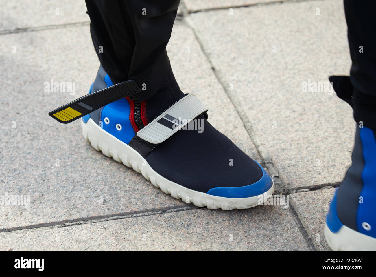 Mailand, Italien - 22. SEPTEMBER 2018: Mann mit schwarzen und blauen Prada Schuhe vor Gabriele Colangelo fashion show, Mailand Fashion Week street style Stockfoto