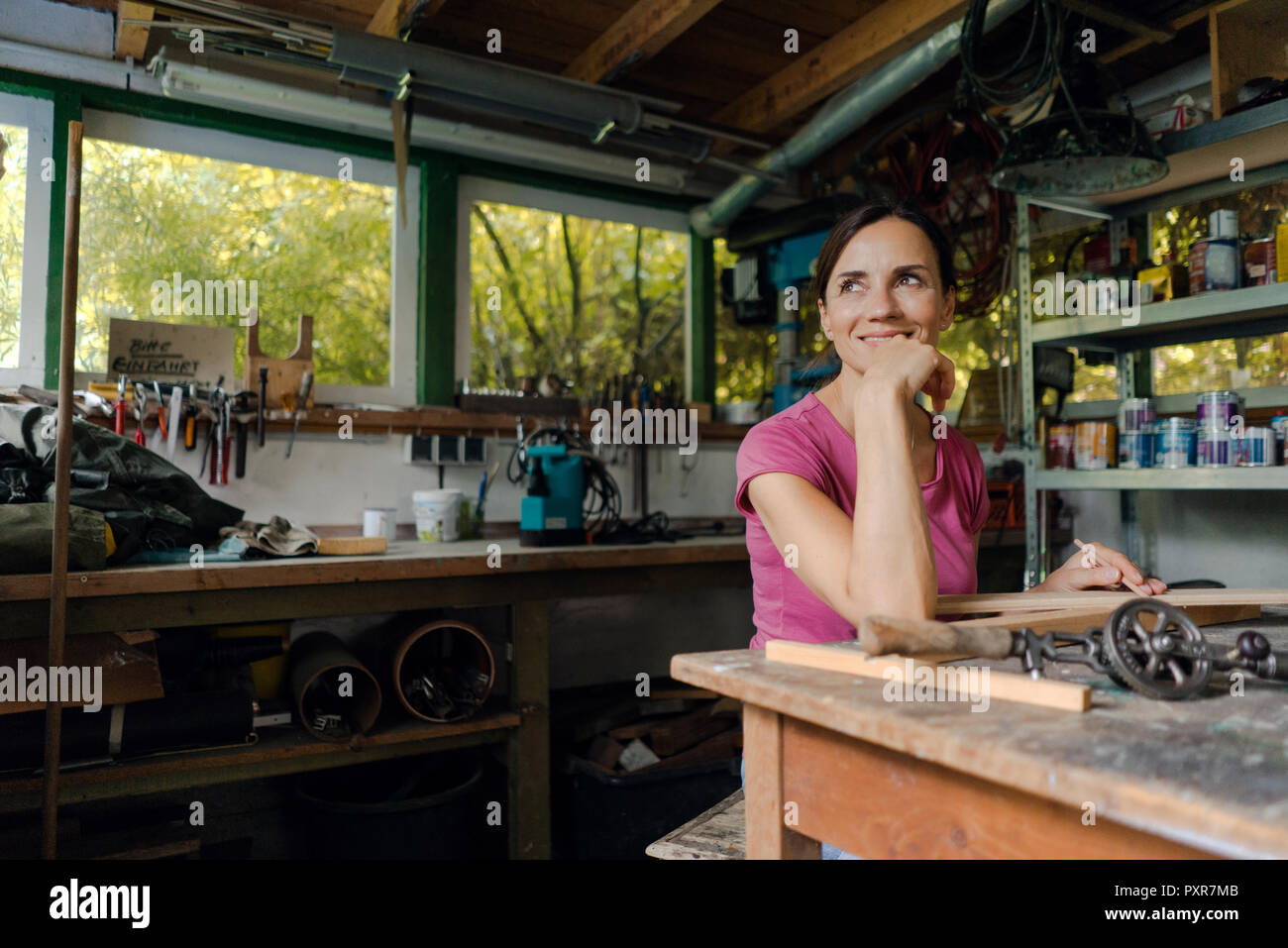 Lächelnd reife Frau in Workbench in Ihre Werkstatt Stockfoto