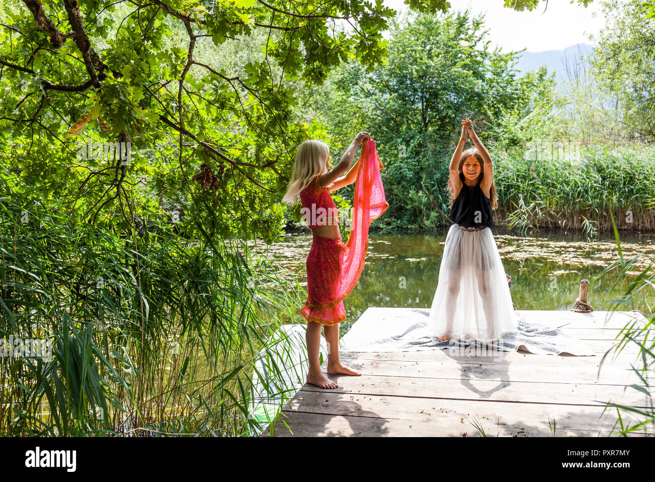 Zwei Mädchen auf der Mole in einem Teich in Kostüme Stockfoto