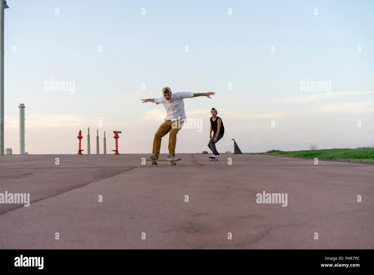 Zwei junge Männer, die eine Spur mit skateboards Stockfoto