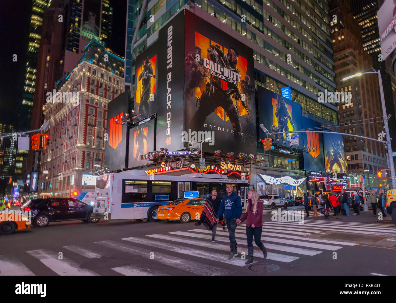 Touristen in Times Square gehen über das Geschäft der, Touristen unter einem Plakat für den Activision Videospiel "Call of Duty: Black Ops', am Dienstag, den 16. Oktober 2018 gesehen. (© Richard B. Levine) Stockfoto