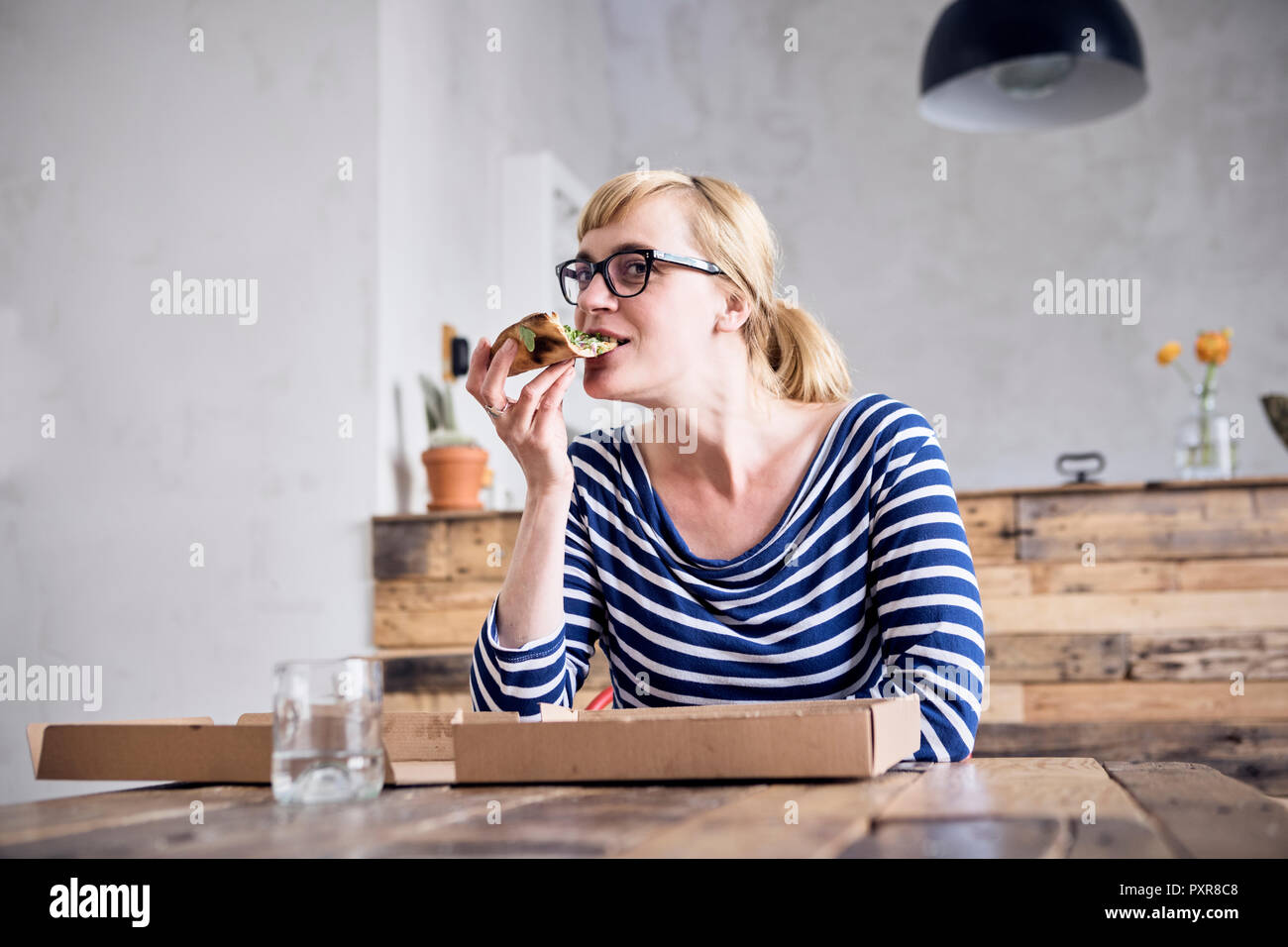 Porträt der lächelnde Frau essen Pizza Stockfoto