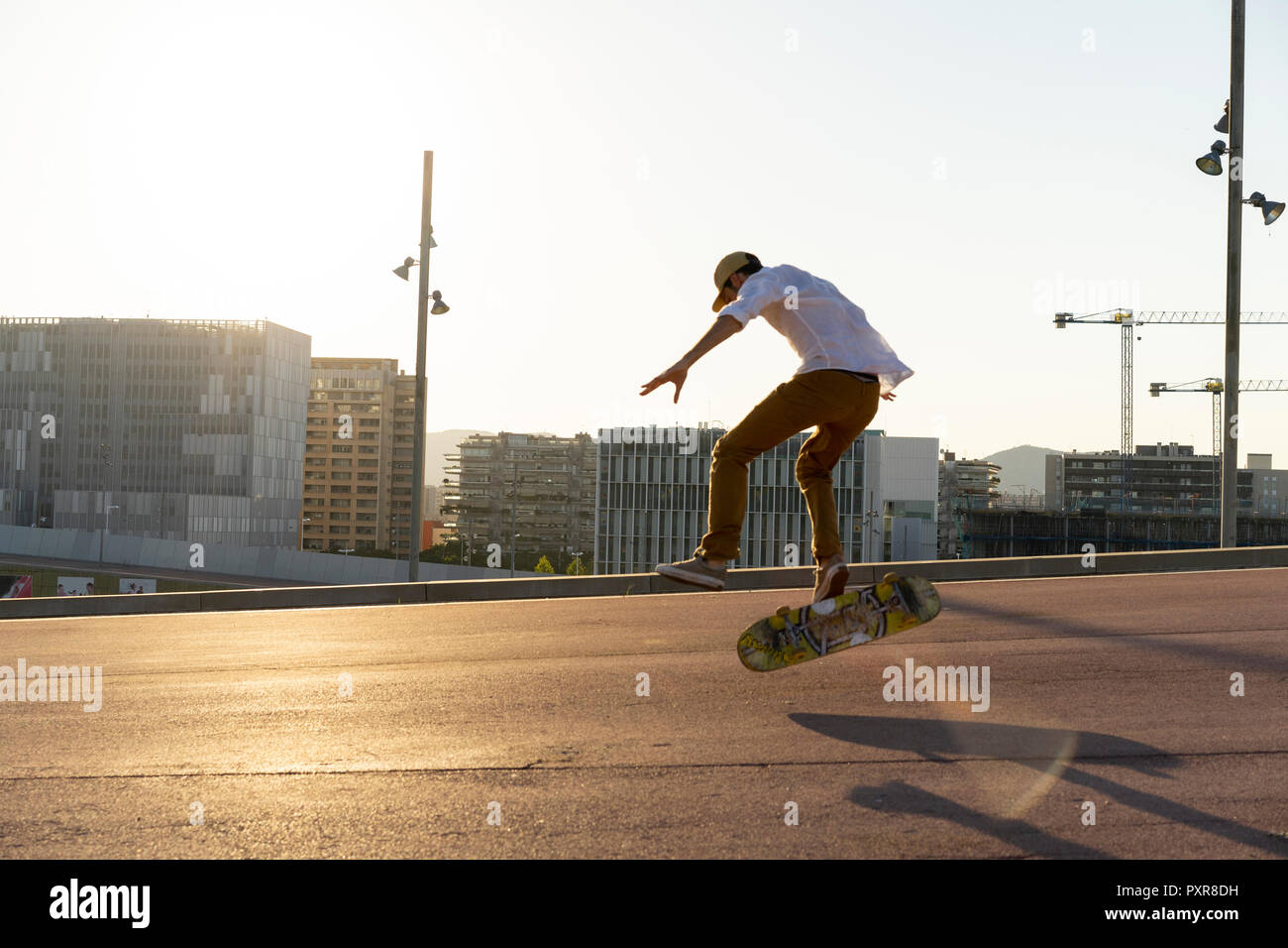 Junger Mann fahren Skateboard in der Stadt Stockfoto