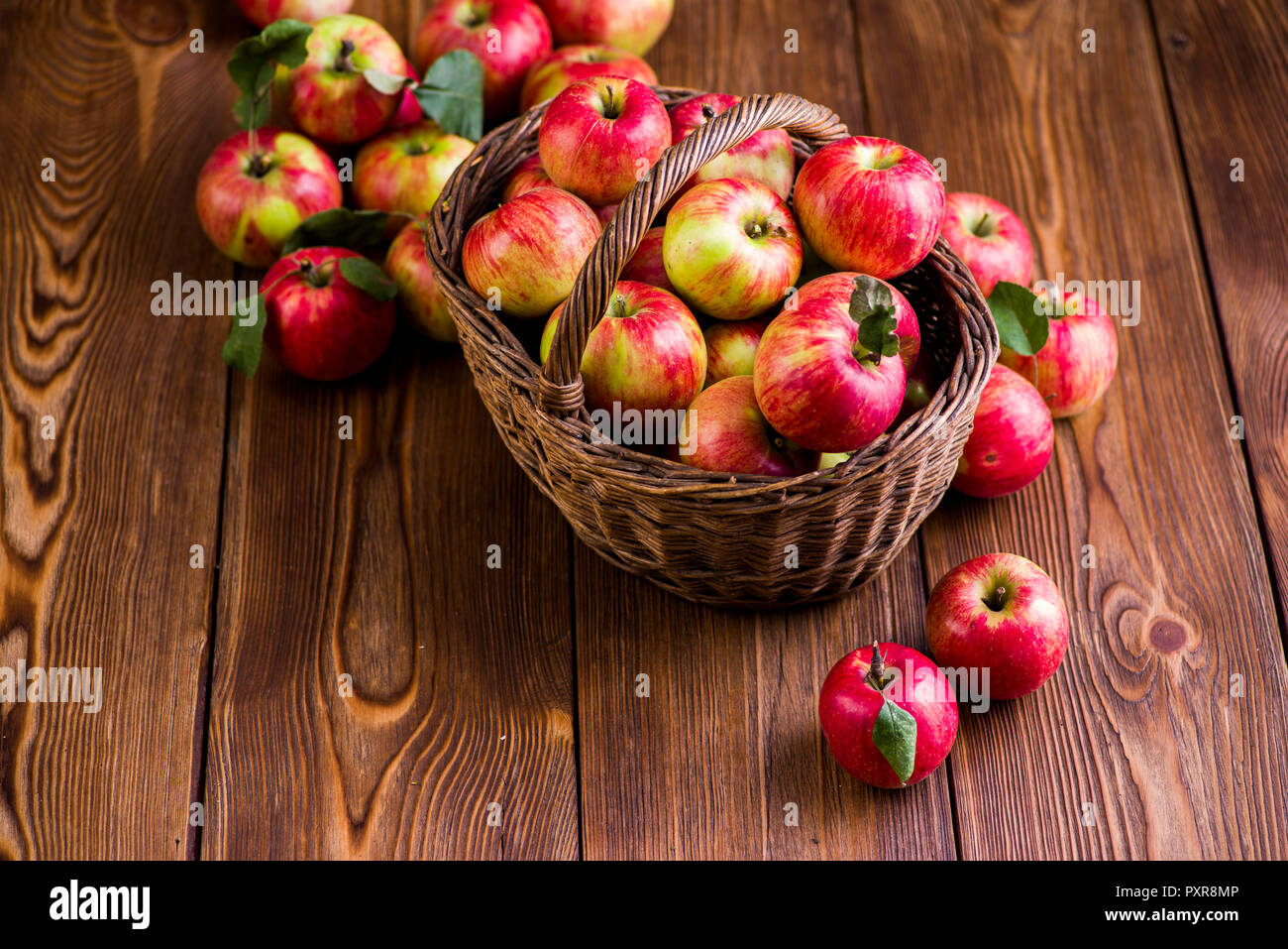Äpfel auf dem Tisch Stockfoto