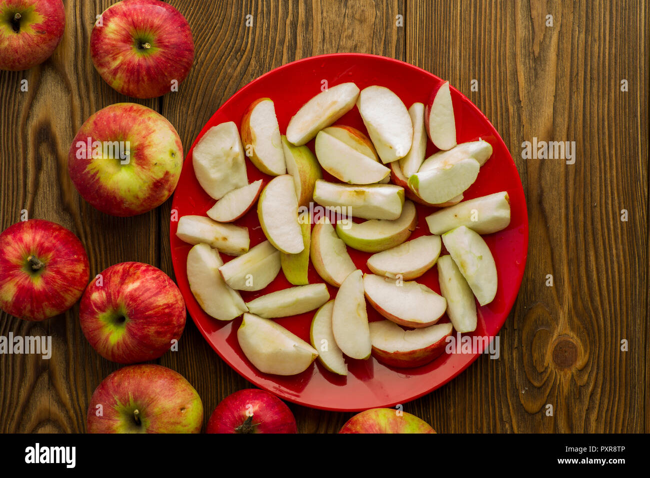Reif in Scheiben geschnittenen Äpfel auf einer Tabelle in einer Platte Stockfoto