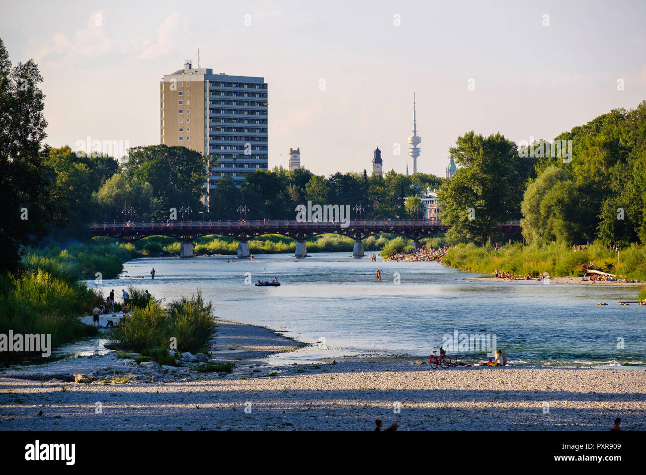 Deutschland, München, Ansicht der Flaucher mit TV Turm im Hintergrund Stockfoto