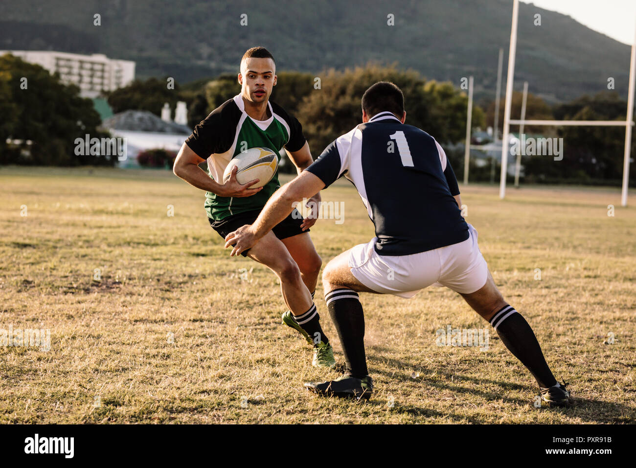 rugby-Spieler laufen mit Ball und Tackling während des Spiels. rugby-Spieler kämpfen im Spiel um den Ball. Stockfoto