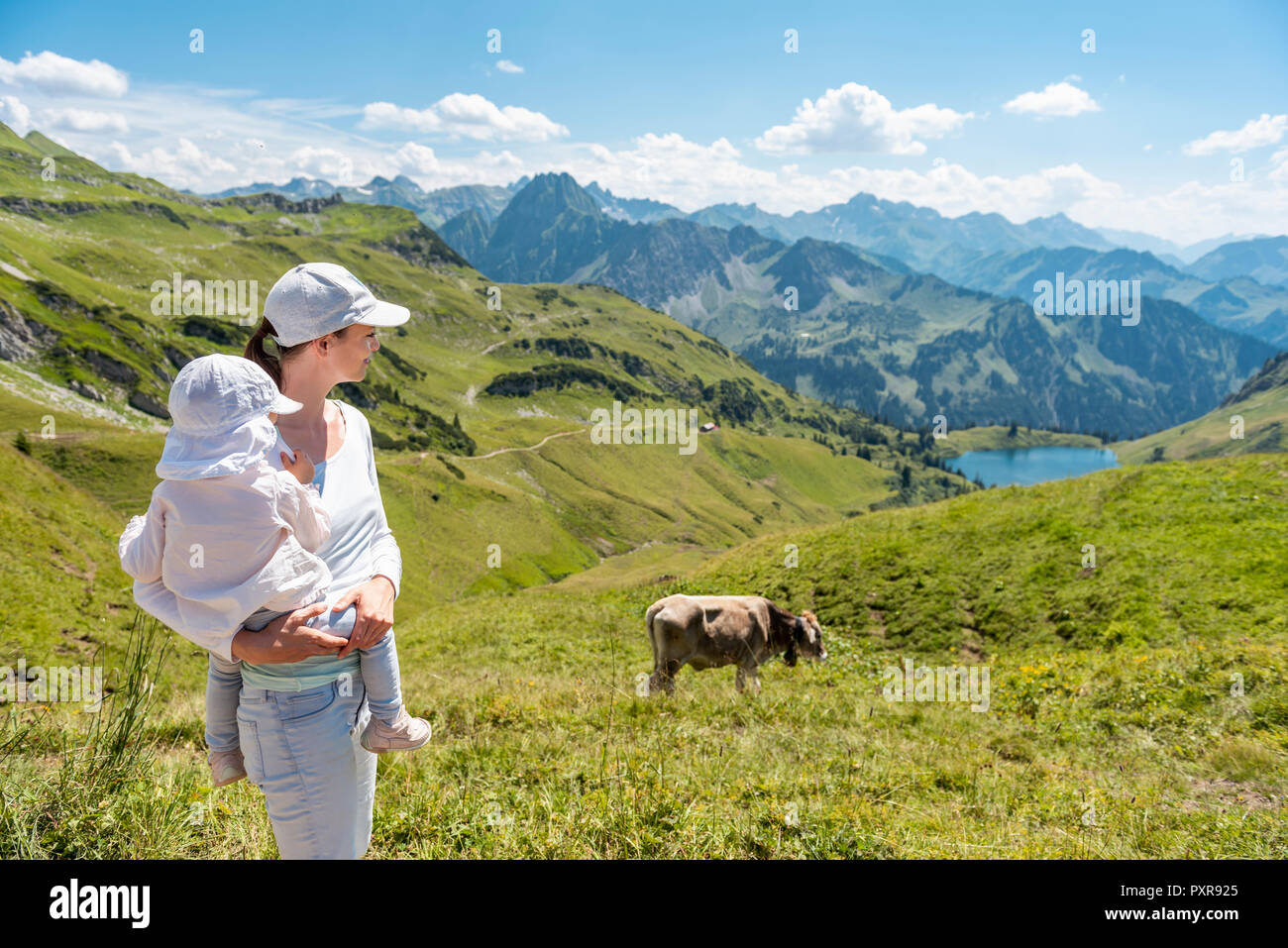 Deutschland, Bayern, Oberstdorf, Mutter und Tochter auf einer Wanderung in den Bergen Stockfoto