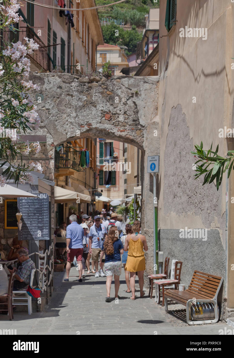 Touristen Masse der schmalen Einkaufsstraßen von Monterosso al Mare, eine Gemeinde in der Provinz von La Spezia, Teil der Region Ligurien. Es ist o Stockfoto