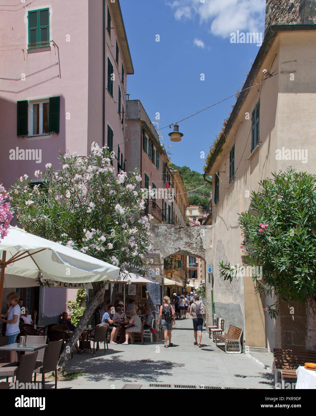 Touristen entdecken Sie die Oleander gesäumten Gassen von Monterosso al Mare, eine Gemeinde in der Provinz von La Spezia, Teil der Region Ligurien. Es ist Stockfoto