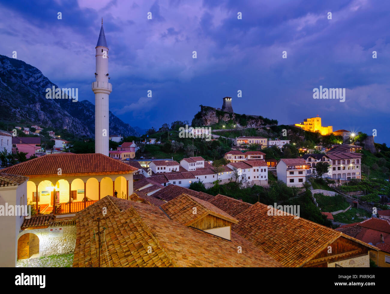 Albanien, Puntarenas, Stadtbild mit Bazaar Street, Basar Moschee, Skanderbeg Museum und Festung am Abend Stockfoto