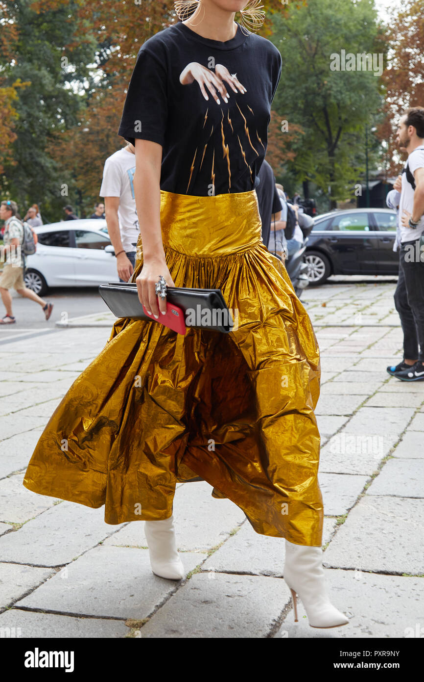 Mailand, Italien - 22. SEPTEMBER 2018: Frau mit goldenen langer Rock zu Fuß vor Philosophie fashion show, Mailand Fashion Week street style Stockfoto