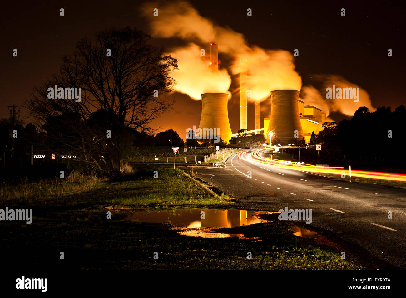 Loy Yang Braunkohlekraftwerk in der Nacht, im Latrobe Valley Victoria Australien Stockfoto