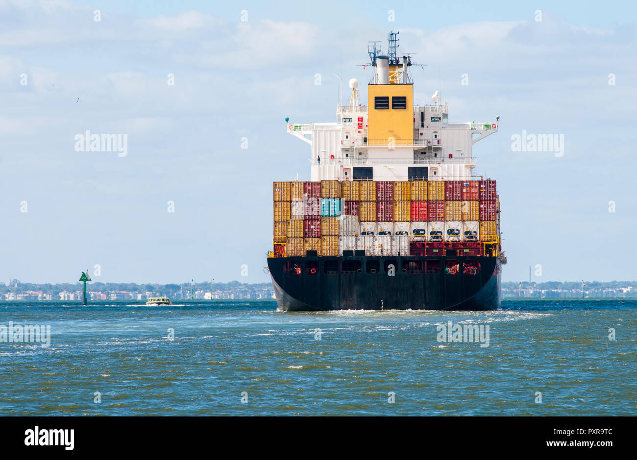 Voll Container Cargo Schiff das Verlassen des Hafens zu geladen, Melbourne, Australien Stockfoto