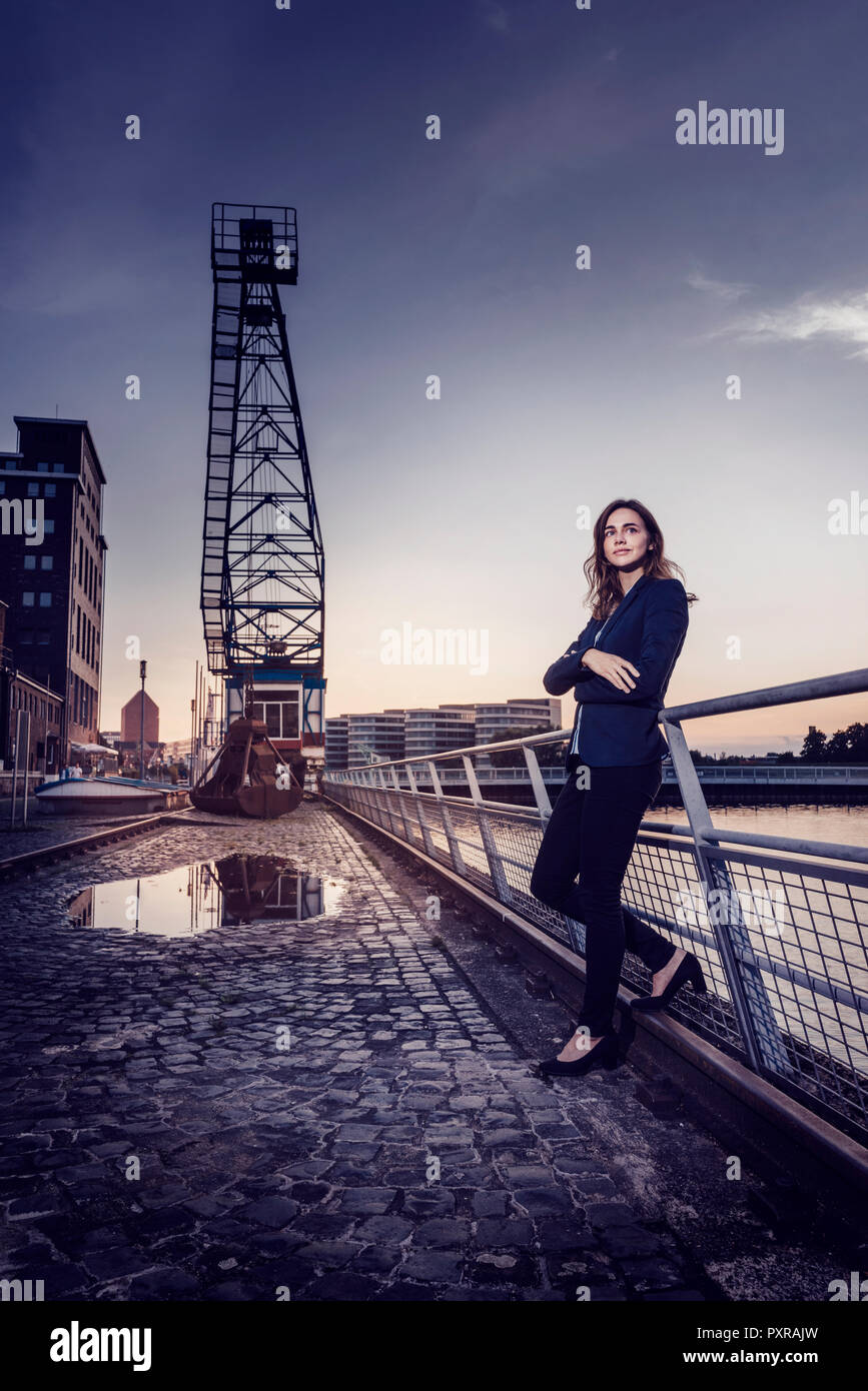 Geschäftsfrau auf nassen Inner Harbour, denken Stockfoto
