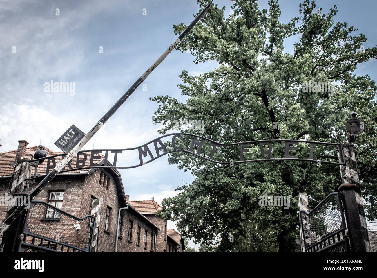 Berüchtigte 'Arbeit macht frei' oder 'Arbeit macht frei' Inschrift über dem Tor Eingang von Auscwitz-Birkenau Konzentrationslager, Oswiecim, Lesse Stockfoto