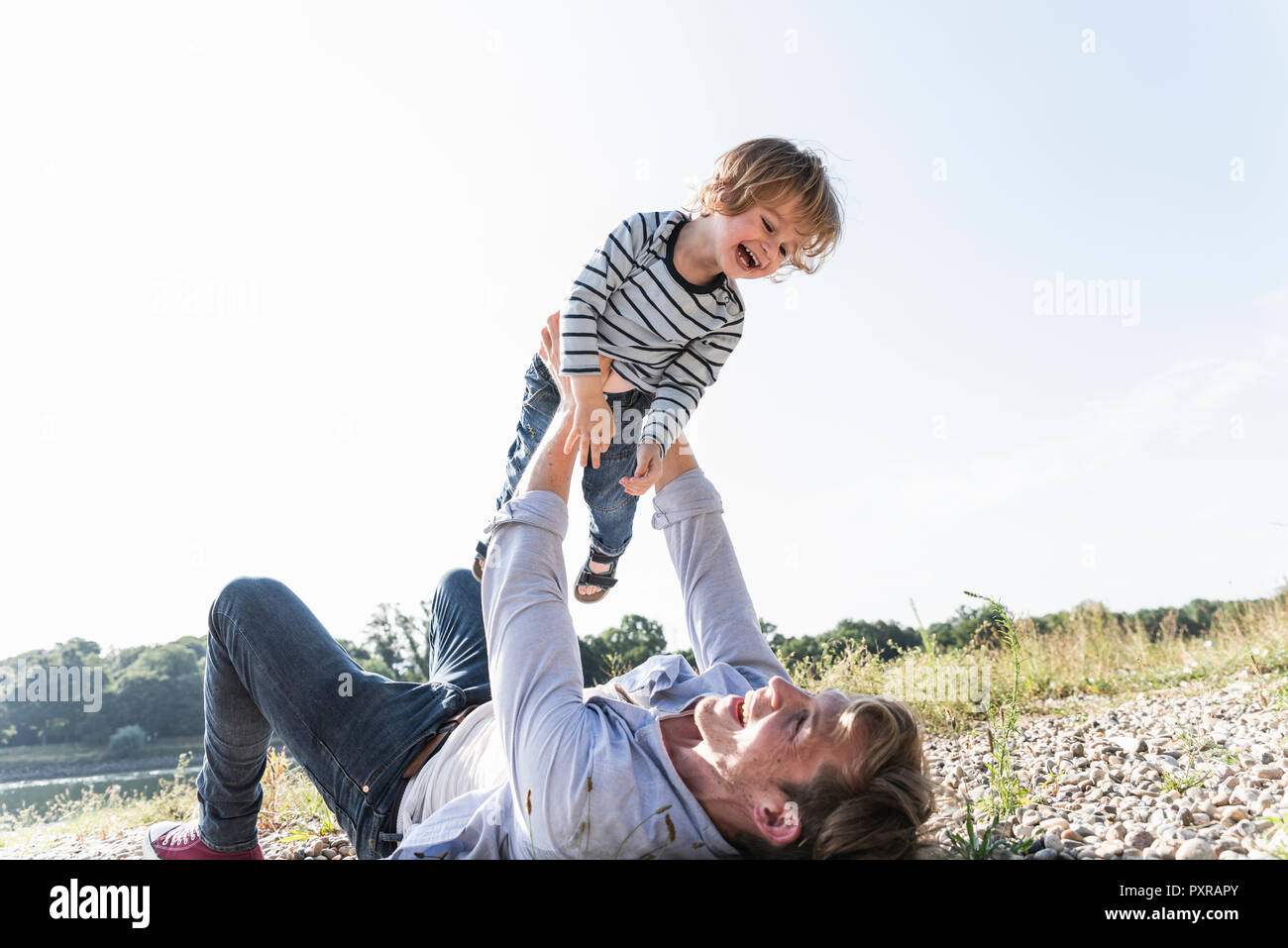 Vater und Sohn Spaß am Flußufer, Flugzeug Stockfoto