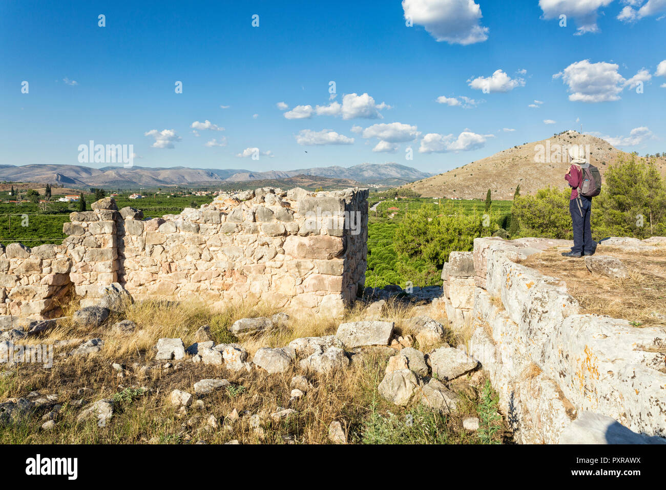 Griechenland, Peloponnes Argolis, Tiryns, archäologische Stätte, Zyklopische Mauerwerk. Burgmauer, Touristen in Aussicht suchen Stockfoto