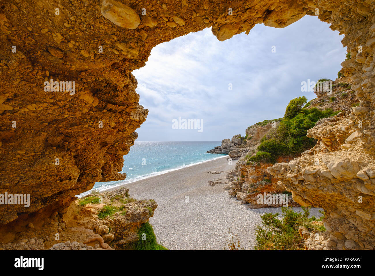 Albanien, Ionean Meer, Albanischen Riviera, rock Arch am Strand von Dhermi Stockfoto