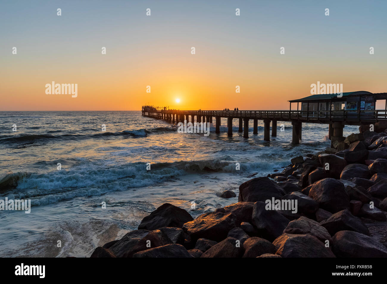 Namibia, Namibia, Swakopmund, Blick auf die Mole und den Atlantischen Ozean bei Sonnenuntergang Stockfoto