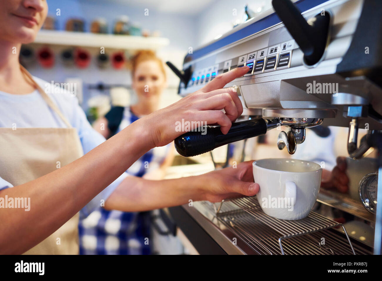 Weibliche barista Kaffee in einem Cafe Stockfoto