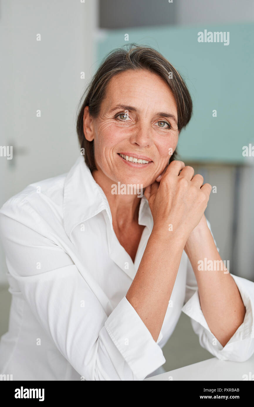 Portrait von Reife Geschäftsfrau, tragen weiße Bluse Stockfoto